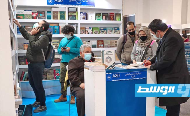الناشر سالم بطيخ مؤسس دار «الرواد» للنشر جالسا بجناحه في معرض القاهرة للكتاب. (الوسط).