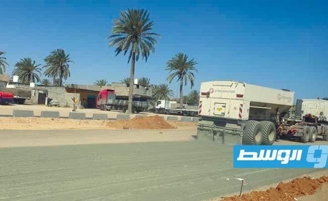 وزير المواصلات محمد سالم الشهوبي، يتفقد مشروع صيانة الطريق الساحلي, 8 مايو 2021. (وزارة المواصلا)