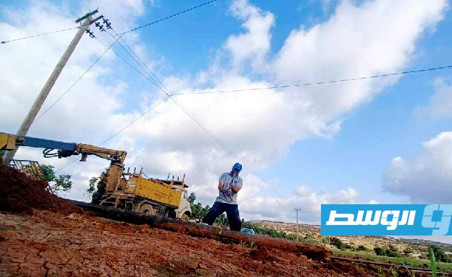 رجال شركة الكهرباء أثناء العمل لإعادة تشغيل خطوط التوزيع في المنطقة الشرقية، 17 سبتمبر 2023 (شركة الكهرباء)