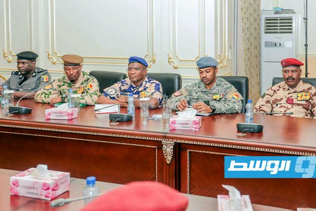 اجتماع الرئيس التشادي مع كبار المسؤولين لمناقشة الهجوم بطائرة مسيرة من السودان على منطقة الطينة، الأربعاء 18 مارس 2026. (الرئاسة التشادية)