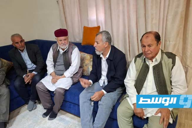 زيارة جمعية قدامي الرياضيين بنادي الجزيرة زوارة لحارس الجزيرة السابق لكرة اليد أوسمان المنصوري (فيسبوك)