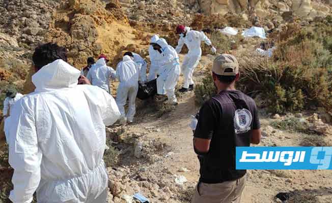 الفريق الإماراتي المرسل من الإنتربول أثناء عمله للتعرف على هويات ضحايا الفيضانات بالمنطقة الشرقية. (منصة حكومتنا)
