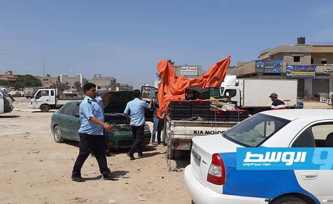 إزالة الباعة المتجولين على الطرق العامة في بنغازي, 3 يونيو 2021. (جهاز الحرس البلدى بنغازي)