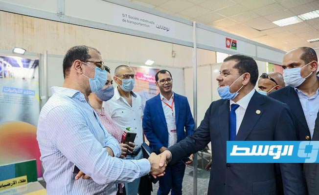 الدبيبة خلال جولة في أجنحة المعرض الاقتصادي الليبي - التونسي بالعاصمة طرابلس، 23 مايو 2021. (المكتب الإعلامي للحكومة)