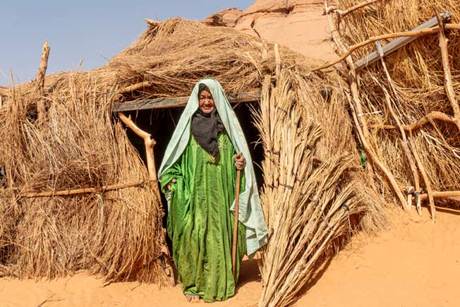 سيدة ليبية في منزل بجبل أكاكوس بالجنوب الليبي. (البنك الدولي: كتاب ظلال ليبيا)