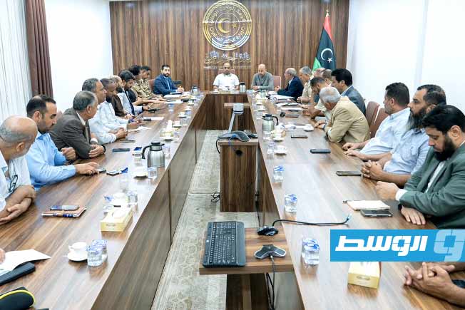 اجتماع الجويفي مع لجنة الطوارئ وعدد من عمداء البلدية لبحث الاستعدادات لموسم الأمطار، الأحد 31 أغسطس 2025. (وزارة الحكم المحلي)