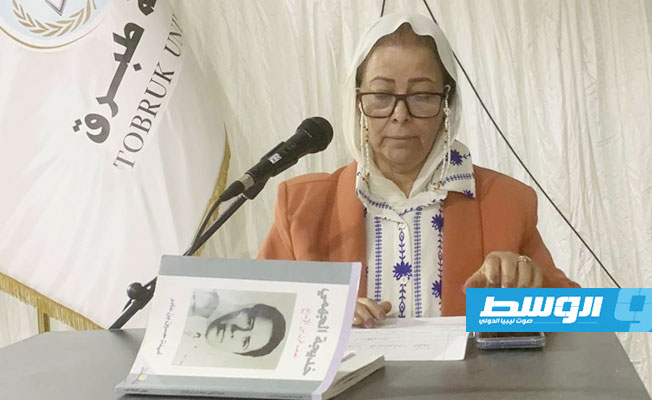 الإعلامية الفنانة عائشة البدري خلال الأمسية ثقافية في إطار أمسيات اليوم السادس لمعرض طبرق الدولي للكتاب، 24 نوفمبر. (فسبوك)