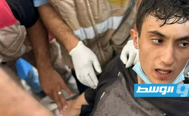 أحد الشابين بعد إخراجه من تحت الانقاض ونقله لتلقي العلاج بمستشفى ميداني في درنة، الخميس 14 سبتمبر 2023. (مركز طب الطوارئ والدعم)