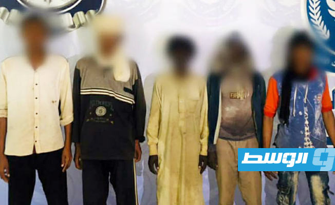 الأشخاص المخالفين الذين ألقي القبض عليهم من قبل الدوريات الأمنية. (وزارة الداخلية)