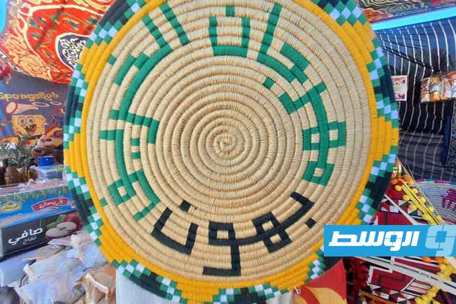 عبارة مهرجان الخريف بهون مكتوبة على لوحة من الخوص. الأحد 16 نوفمبر 2025. (بوابة الوسط)