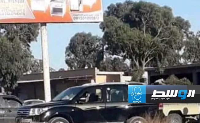 مواطنون يستخدمون طرقا فرعية للخروج والدخول إلى مصراتة في ظل غلق بوابة الدافنية، 29 مايو 2024. (بوابة الوسط)