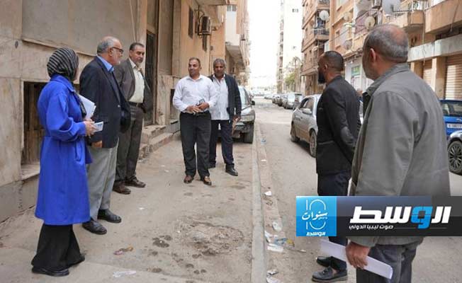 جانب من تفقد لجنة حصر المباني الآيلة للسقوط عمارة الشروق بمنطقة سيدي حسين في مدينة بنغازي (وزارة الأشغال العامة بالحكومة المكلفة من مجلس النواب)