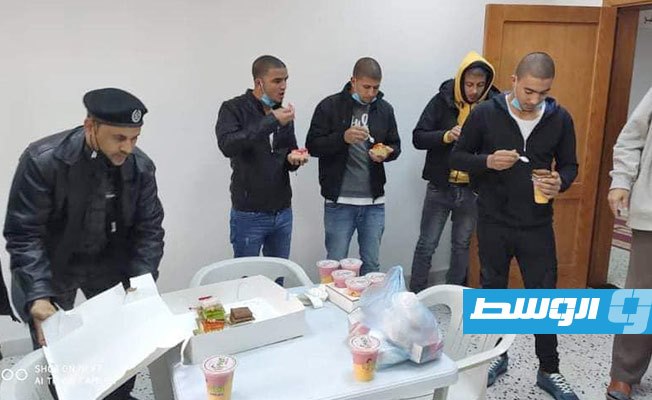 السجناء المصريين أثناء إنهاء إجراءات ترحيلهم من طرابلس. (الشرطة القضائية)