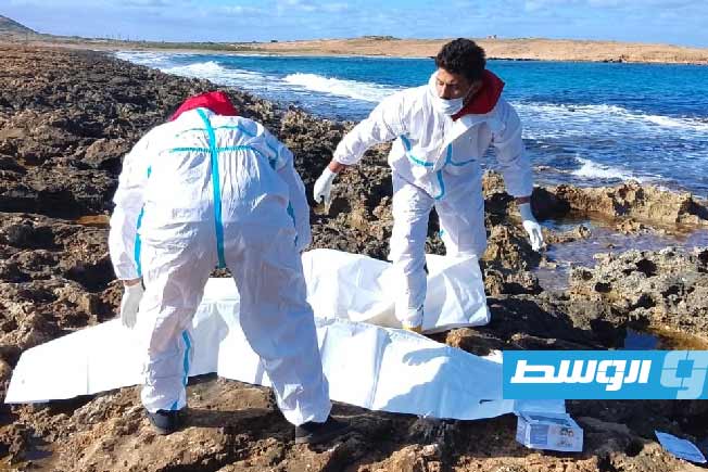 فريق الهلال الأحمر أثناء انتشال الجثة من شاطئ البحر بمنطقة الحمامة شمال مدينة البيضاء. (جمعية الهلال الأحمر فرع الساحل)