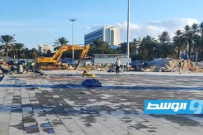جانب من أعمال الصيانة بميدان الشهداء. (طرابلس الآن)
