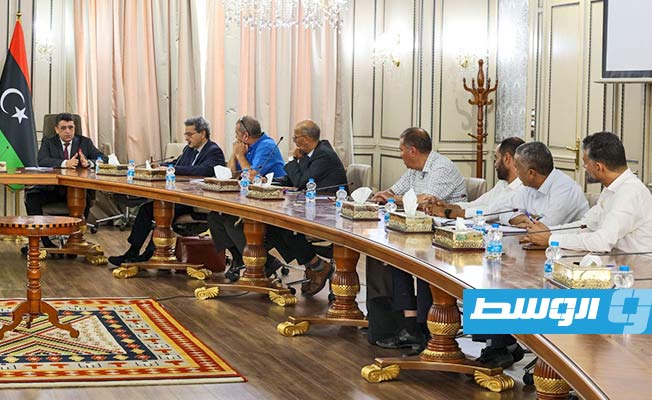 جانب من اجتماع بوجناح وشكشك وعون لمناقشة أزمة نقص الوقود بالجنوب (صفحة حكومة الوحدة الوطنية على فيسبوك)