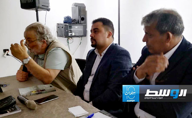 (من اليمين إلى اليسار) الكاتب حسين المزداوي، الكاتب بدر الدين الورفلي، الدكتور إدريس القايد. (بوابة الوسط)