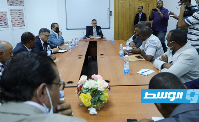 محمد الحويج، خلال اجتماع مع مراقبي الوزارة بالمنطقة الجنوبية، 19 يونيو 2021. (وزارة الاقتصاد والتجارة)