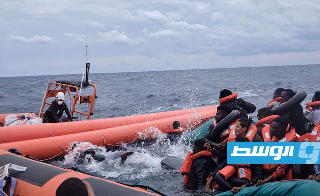 جانب من عملية إنقاذ مهاجرين غير شرعيين قبالة سواحل القرة بوللي (مشروع ألارم فون على تويتر)