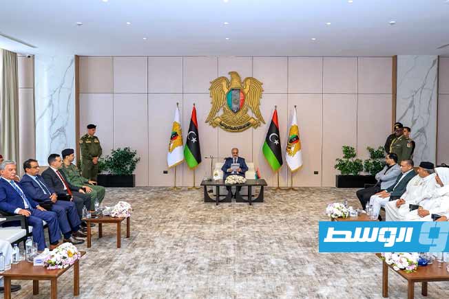 حفتر خلال لقائه مع مشايخ وأعيان وحكماء قبائل مدن ومناطق الجبل الغربي وباطن الجبل في بنغازي، الأربعاء 19 نوفمبر 2025. (القيادة العامة)