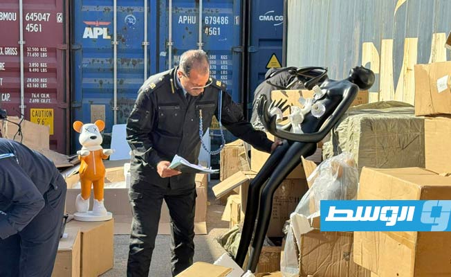 أفراد جمرك ميناء مصراتة البحري خلال ضبط تماثيل ضمن حاوية قادمة من الصين، 27 نوفمبر 2023. (صفحة الجمرك على فيسبوك)
