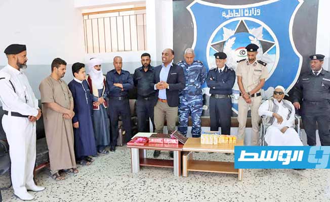 مديرية أمن غدامس تكرّم أقدم شرطي مرور بغدامس، الحاج الصغير الحاجي، الأربعاء 10 مايو 2023 (وزارة الداخلية)