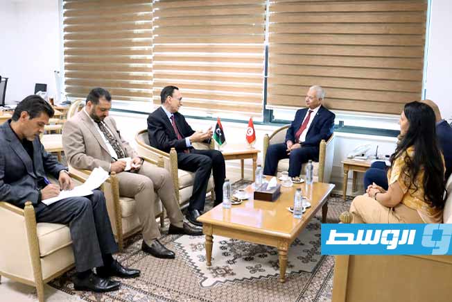 اجتماع لوزير الاقتصاد والتجارة بحكومة «الوحدة الوطنية الموقتة» محمد الحويج ونظيره التونسي سمير عبيد، الثلاثاء 21 أكتوبر 2025 (وزارة التجارة التونسية)