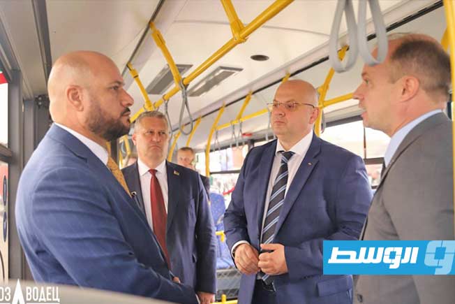 وزير الصناعة بالحكومة المكلفة من مجلس النواب امحمد عبدالقادر يتفقد مصنع مينسك للشاحنات، 2 يوليو 2025. (صفحة الوزارة على فيسبوك)