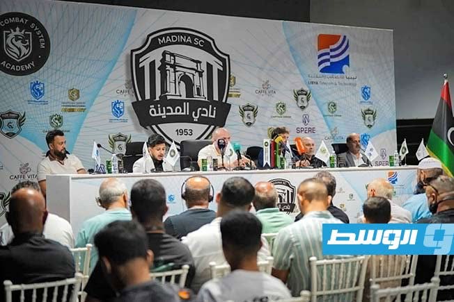 المدرب الجديد للمدينة الإسباني أليخاندرو خلال المؤتمر الصحفي. (فيسبوك)