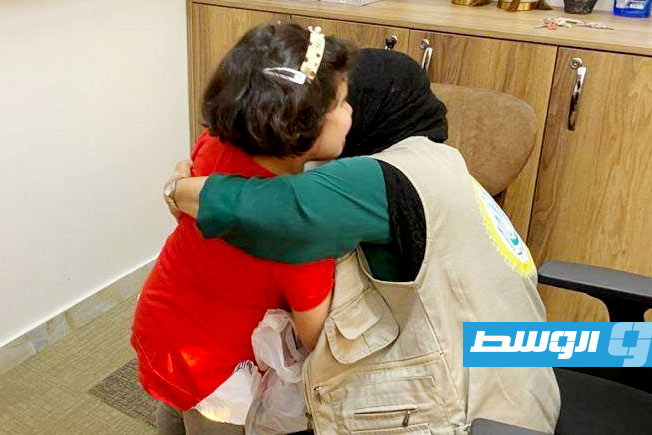 موظفة بوزارة الشؤون الاجتماعية تتفقد حالة الطفلة رواسي بدار الطفل في طرابلس، 6 يوليو 2025 (وزارة الشؤون الاجتماعية)