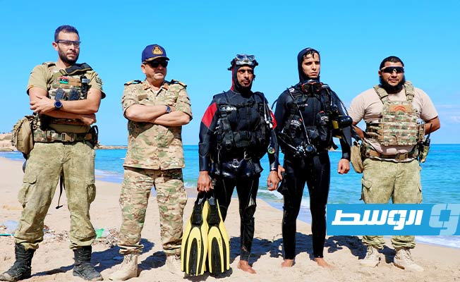 مسؤولو القوات البحرية أثناء متابعة تفجير اللغم البحري بمنطقة النقازة غرب الخمس، السبت 8 أكتوبر 2022. (رئاسة الأركان العامة)