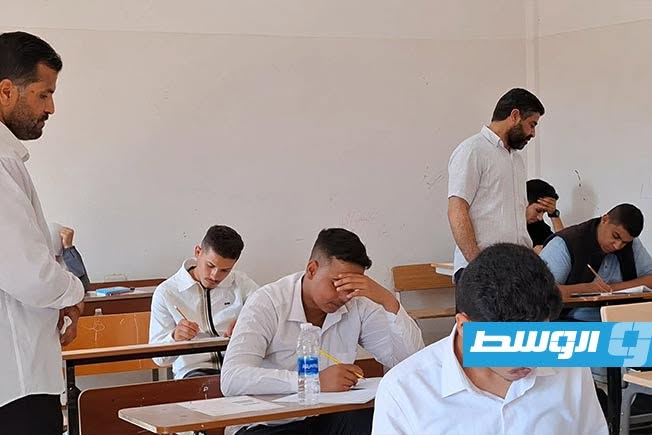 طلاب يؤدون امتحانات الشهادة الثانوية في بلدية المردوم، 28 يونيو 2026 (بوابة الوسط)