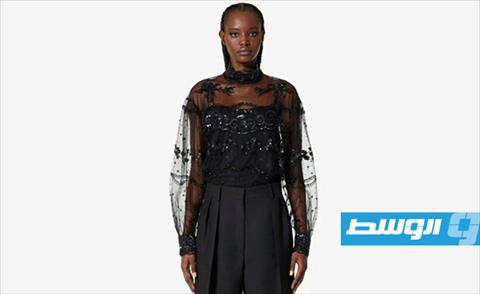 إطلالة من توقيع «Valentino» (الإنترنت)