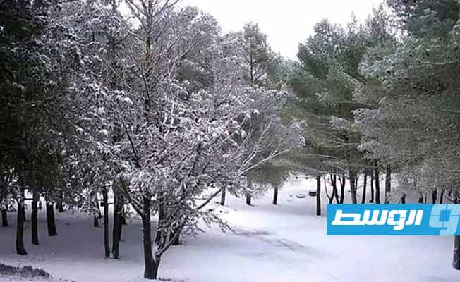 الثلوج تكسو عدة مناطق بالجبل الأخضر (صور)