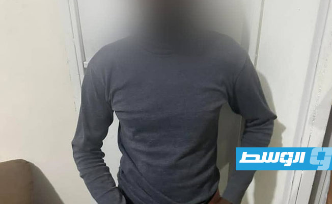 الوافد الذي عثر بحوزته على سلاح ناري وأسلحة بيضاء. (مديرية أمن بنغازي)