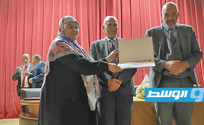 جانب من شهادات التكريم للمشاركين. (بوابة الوسط)