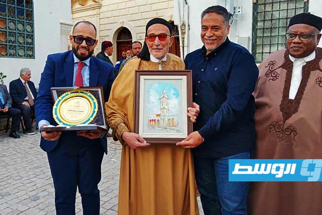 تكريم المهندس محمود النعاس رئيس جهاز المدينة القديمة طرابلس خلال احتفالية بيت إسكندر للفنون. (بوابة الوسط)