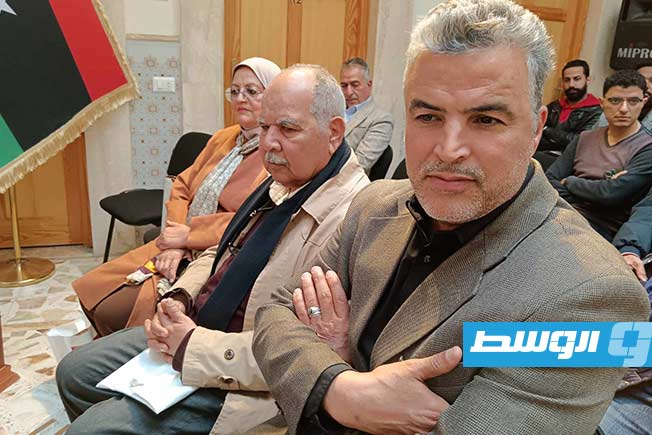 من حفل توقيع الديوان الأول لأستاذ ورئيس قسم العلوم السياسية بجامعة نيوإنغلاند الأميركية الدكتور علي عبداللطيف حميده في طرابلس، 26 فبراير 2025. (بوابة الوسط)