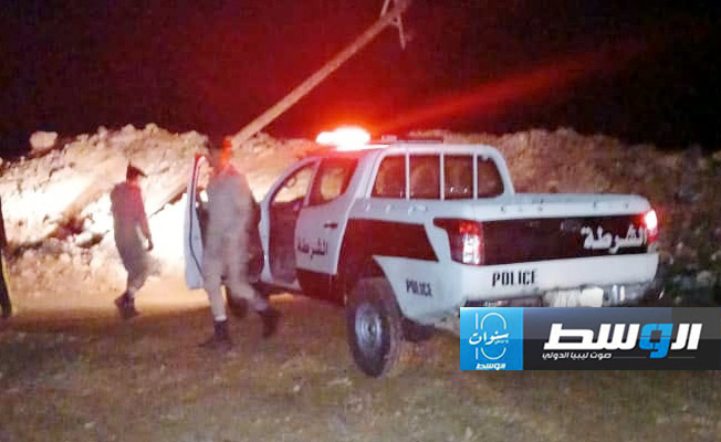 عناصر شرطة الكهرباء في موقع محاولة سرقة خط كهرباء في الأصابعة (الإدارة العامة لشرطة الكهرباء)