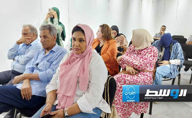 جانب من حضور توقيع المجموعة القصصية «نثر من سيرة الهجيج». (بوابة الوسط)