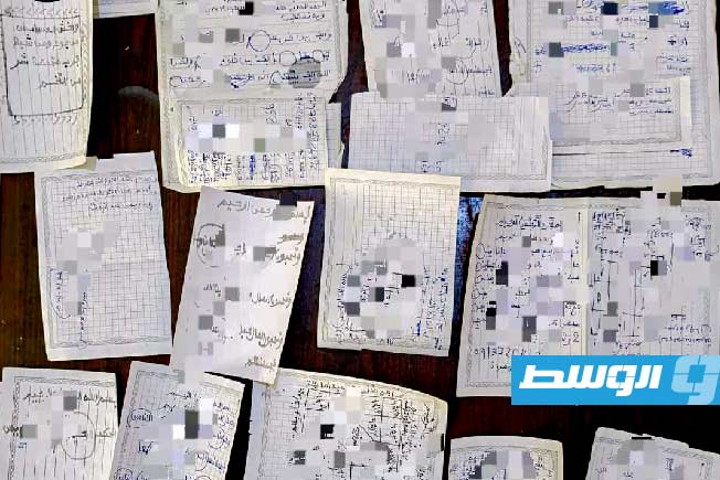 جانب من الأحراز المضبوطة مع الوافد المتهم بالشعوذة، الأحد 17 أغسطس 2025. (مديرية أمن أجدابيا)