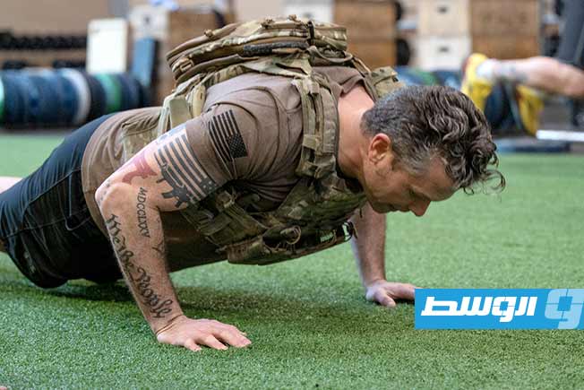 وزير الدفاع الأميركي بيت هيجسيث خلال تأدية تمارين في قاعدة «بيرل هاربر-هيكام»، الثلاثاء 25 مارس 2025 (حساب هيجسيث على إكس)