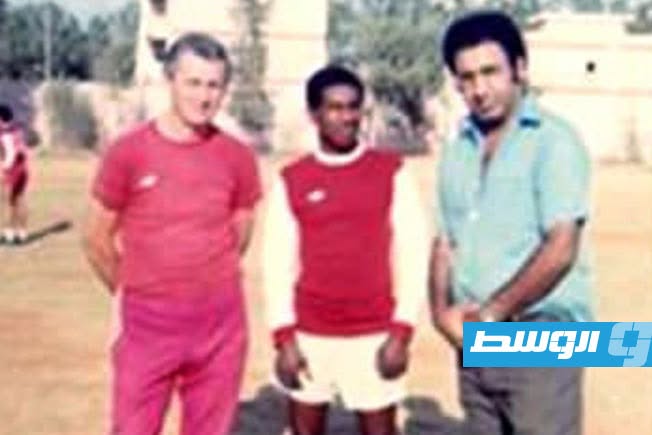 ألبرت بملعب النادي الأهلي بنغازي مع الإداري خليفة بن صريتي والبشاري. (خاص - الوسط)