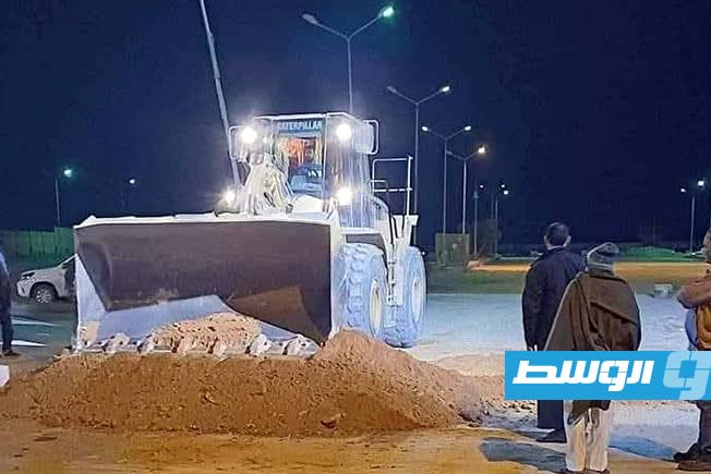 جرافة أمام مصنع البرج للأسمنت في زليتن (الإنترنت)