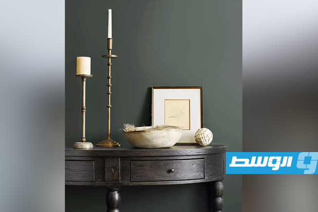 ألوان الأخضر الداكنة تناسب تصميم هادئ ومريح لغرفة المعيشة. (موقع ريل سيمبل)
