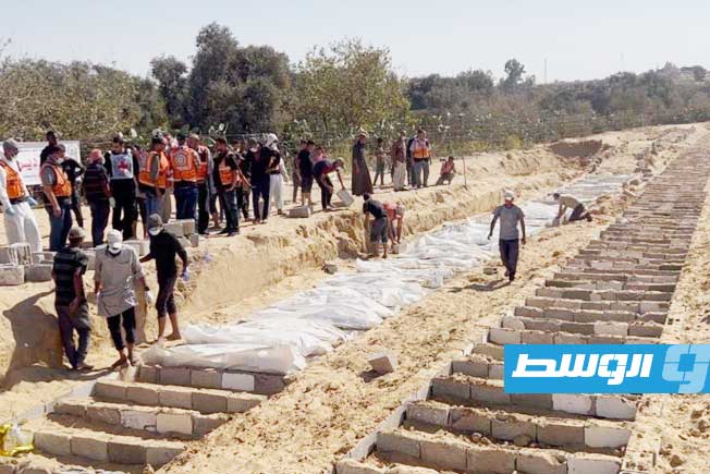 دفن 50 شهيدا فلسطينيا في مقابر جماعية بقطاع غزة. 27 أكتوبر 2025. (الإنترنت)