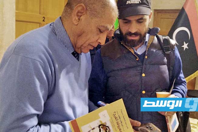 من حفل توقيع الديوان الأول لأستاذ ورئيس قسم العلوم السياسية بجامعة نيوإنغلاند الأميركية الدكتور علي عبداللطيف حميده في طرابلس، 26 فبراير 2025. (بوابة الوسط)
