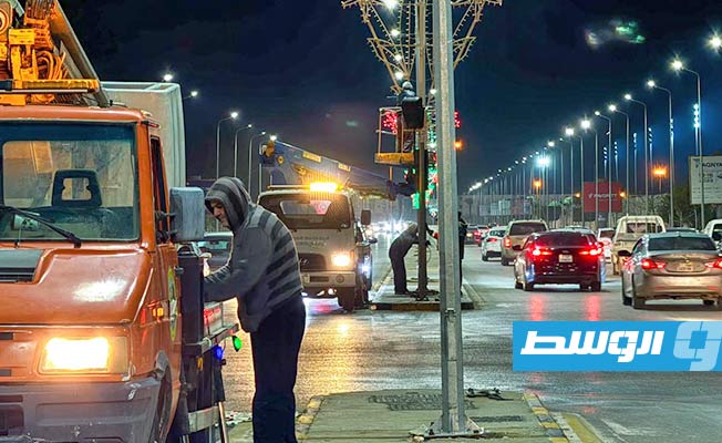 شركة الخدمات العامة تزين شوارع طرابلس تمهيدا للاحتفال بذكرى ثورة 17 فبراير (الشركة)