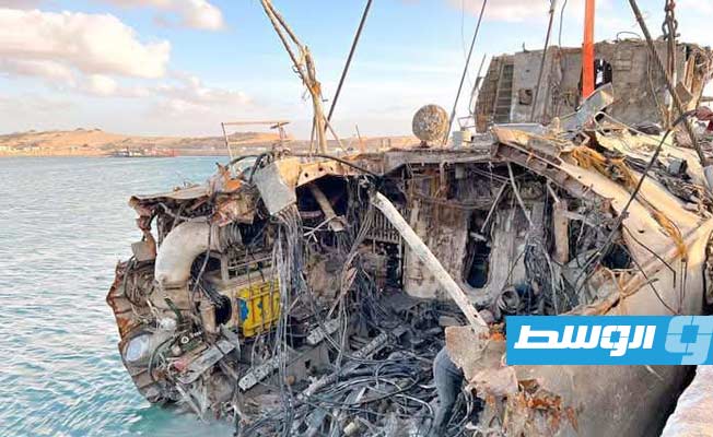 انتشال جزء من قاطرة حربية غارقة بميناء سرت، 27 ديسمبر 2024. (المنطقة الحرة سرت)