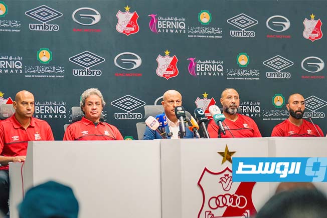 الجهاز الفني الجديد لفريق الأهلي بنغازي بقيادة المصري طارق مصطفى خلال المؤتمر الصحفي. (صفحة نادي الأهلي بنغازي عبر فيسبوك)